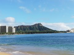 ビーチでお散歩＆リラックス。ハレクラニの前あたりの小さいビーチで、ウトウトしてました。