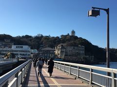 ２＜江の島弁天橋＞
駅前の「弁天橋」そして「江の島弁天橋」と弁天橋のはしごをして江の島に渡ります。
雲一つない新春らしいきれいな空です。
