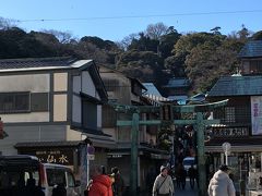 ５＜三姉妹の神＞
三つの神社には「宗像三女神」という三姉妹の神様が祀られています。
宗像三女神は、あらゆる「道」の最高神として航海の安全や交通安全などのほか、、商売繫盛、技芸上達、金運・財運向上、福徳円満、国家安泰など・・・といろいろな御利益があります。まあ、ほぼオールマイティーってとこですね。