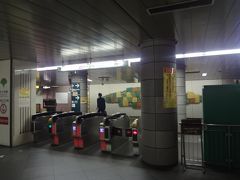 代々木駅　大江戸線　E26

当初　下車の予定ありませんでした。
午前の病院が混んでいたため　予定を変更して　代々木で食事して
中央線で　吉祥寺駅に向かうことにしました。


