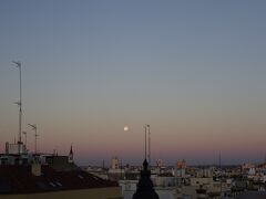 朝7時45分頃です。ベランダから見た街の様子です。お月様が見えます。夏場は1時間早くなりますが、まだ夜明けの雰囲気ですね。