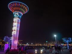 街中からタクシーを拾い、台南最大の「花園夜市」へやってきました。

台北の道に沿って屋台が並ぶ夜市と違って、グランド並みに広いエリアに迷路のように屋台が立ち並ぶ形態の夜市のようです。