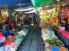 電車が通り過ぎた後は
何もなかったような日常の市場の風景に戻ります。

地べたで販売されている方は店じまいが大変な分、
タイでは珍しく袋入り販売でした。