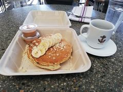 デックは雰囲気と景色は◎、味とサービスは△
受付の女の子の対応があまり良くないのと、パンケーキ注文した時、「急いでいるから早くね」ってお願いしたら、To Go用で出てきて、びっくりΣ(･ω･ﾉ)ﾉ！　そんなサービス初めてだわ。気を利かせてくれたと感謝すべき？　一人で3枚は食べきれないし、どうせ持ち帰りするんやから、まあいっか。マグカップはノッツコーヒーだし(笑)　10％引きのクーポン見せたけど、案の定会計には反映されてませんでした。なんか終始おかしいところだらけのDeckでした(笑)