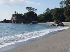 綺麗な弧を描く浜、澄んだ水。絶景です。
浜の前には桂浜水族館[https://katurahama-aq.jp/]がありますが、今回は時間もないのでパス。