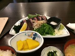 高知へ来たのだからやはり外せないと思い、カツオ塩たたき定食を注文しました。
店の好意なのかわかりませんが、たれもついていて、二種類の味でカツオのたたきを堪能。
５切れほどなので、物足りないかなぁと思いましたが、かなりの厚切りで、これで十分満足できました。
それにしても、これは美味しい。東京のスーパーで売っているようなカツオのたたきをそう呼ぶのは全く申し訳ないほどです。