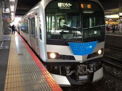 快速マリンライナー高松行き、指定席を取れば良かったと後悔している。
青春18切符使用のため二階のグリーン車は使えない。