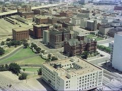 左側の緑の三角地帯でKennedyが撃たれました。1963年１１月２２日のことです。
撃たれた場所は Dealey Plaza　です。birthplace of Dallas　とも呼ばれています。

正面の赤レンガの古そうな建物は、Dallas County Courthouse.