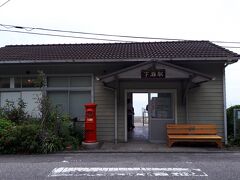 空港に向かう前にJR四国予讃線『下灘駅』へ。
無人の木造駅舎と赤いポストがかわいらしい。