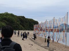 沙弥海水浴場（沙弥島海岸）に歩いてやってきました。
ソラアミ／五十嵐靖晃
が展示されています。
前回は違う浜で見ました。