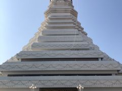 今やバンコクで外せないスポットのワット・パクナームです。
白い大仏塔と同じ形のクリスタルグリーンのガラス塔がこの中に入ってます。

