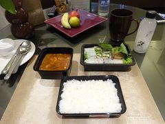 きちんとしたダイニングテーブルがあるので、お部屋で食事し易いのが良いですね。この日は、エンポリウムの中にあるグルメマーケットで調達してきた、マッサマンカレー（またかい！）と生春巻きで夕食です。飲み物はグルメマーケットでよくお世話になってる100％ジュースです。様々なお味がありますが、夕食ではココナッツジュースを頂きました。写真では後ろ姿になってましたm(_ _)m
1日目は朝から移動ですし、大好きなグルメマーケットをウロウロしたのみで、あとはお部屋でテレビを見ながらゴロゴロして就寝です。
2日目の朝食もグルメマーケット調達物とウエルカムフルーツをお部屋で頂きました。そして暫くゴロゴロしたらチェックアウトです。旅先でも基本ゴロゴロしています(笑)
