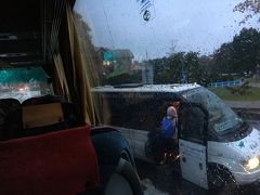 朝、雨の中をニダのバスターミナルから出発。