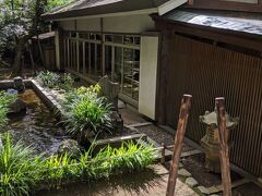 水が流れて綺麗なお庭