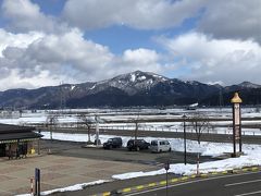 秋田県内もひたすら北上。
途中立ち寄った道の駅で休んでいたのですが、今年は本当に雪が少ないですね・・・。
東北の内陸というのに道路が見えちゃってました。