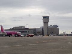 仙台は曇り空
こじんまりとした空港ですね
初めて降りる空港です

津波で冠水した空港も見事に
復旧したのですね