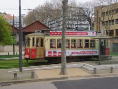 市電と呼ばれる路面電車がいました。
市電博物館（Museu C. Electrico）駅です。
奥の三角屋根の下に、歴代の市電が展示されていて、
左側に博物館の建物があります。
ポルトの市電は３路線あります。
１番はサン・フランシスコ教会の前からドウロ川の河口まで行きます。
写真の１８番は、カルモ教会の前からマサレロス、
２２番は中心部の環状線です。
