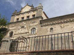 サンタ・クルス美術館の建物はトレドの司教だった枢機卿メンドーサが設立した病人や孤児のための慈善施設だった。ファサードはスペインのルネサンス様式であるプラテレスコ様式。