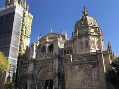 カテドラルを見学。１２２６年のフェルナンド３世時代に建設が始められ、カトリカ両王時代の１４９３年に完成したスペイン・ゴシック様式の大聖堂。左の鐘楼は９２ｍの高さがある、チケットは９ユーロ。