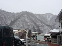 駅前から見える景色であるあれはスキー場と山である。天気が晴れていれば谷川岳も見れるのだろう。バスには氷柱がついていた。