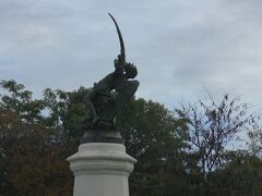 マドリッドに午後３時５８分到着。駅から歩いてすぐのエル・レティーロ公園に行く。公園に入って少し歩くと、「堕天使の噴水」が見える。マドリッドは悪魔の記念像がある世界で唯一の都市と言われる。１８７８年にパリ万国博覧会のためにリカルド・ベルヴェール・イ・ラモンが造ったブロンズ像。