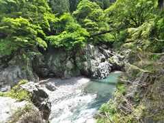 鳩ﾉ巣小橋。
橋の手前に絶景を見ながら軽食が味わえる喫茶「ぽっぽ」がありました。
ここでまたご夫婦に再会(*'▽')
ご夫婦は鳩ﾉ巣でハイキング終了とのことでここでお別れです。
Auf Wiedersehen！