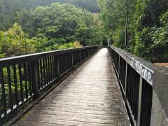 数馬渓遊歩道が終わり、一般道に出てしばらく進むともえぎ橋に到着しました。