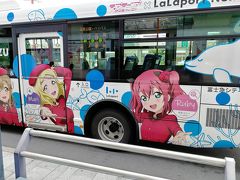 沼津駅に戻るとななんと、ラブライブラッピングバスじゃないですか！？