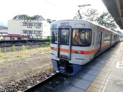 松田駅に着きました。向かい側の山北行も2両でワンマン。