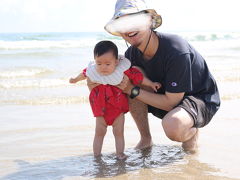 ちゃーさんもテンションが勝ちこの笑顔！
すーこは初の海！
ビビりまくり笑