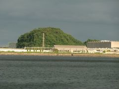 夏島貝塚で有名な夏島は、野島海岸から日産追浜工場越しにながめると、鯨のような形状にも見える。