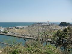 野島山頂広場の東側の木々が枝打ちされ、日産追浜工場北側のグランドライブのコースや研究施設群の見通しが良くなっている。
グランドライブではマスキングされた開発車輛のテスト走行は見ることは無いが、西側は様々な実際の舗装路面を再現、東側はバンクのある高速走行を想定した180度ヘアピンカーブがあり、ここで乗り比べると車種設定の違いがよく分かる。