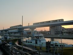 野島運河に係留された釣り船越しに、夕暮れのゴールデンタイムのシーサイドラインを眺めながら、想いを巡らすのも味がある。
今月も近隣の散策で過ごしたが、緊急事態の措置は段階的に解除され、安心して見知らぬ地域へ遠出できるようになるのが待ち遠しい。