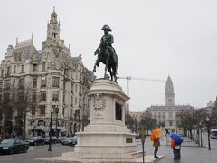 リベルダーデ広場に来ました。
ドン・ペドロ４世の騎馬像の下で解散です。
これからフリータイムになります。
日程表では４０分となっていたので、あまり遠くには行かれないなと
思っていたのですが、なんと９０分となりました。
昨夜、観光予定の場所に行ってしまったので、
時間に余裕が出来たようです。
フリータイムが増えたのは嬉しいですが、一気に２倍以上増えてしまい、
大きく予定が狂いました。
突然、９０分のフリータイムと言われても困ります。
おまけに、ドン・ルイス１世橋では止んでいた雨が、
かなり本格的に降って来ました。
やれやれ、行動範囲を相当広げて歩き回らなければなりません。
不平不満をこぼしつつ、既に行先の選定は完了しました。
次、フリータイム、行きます。
