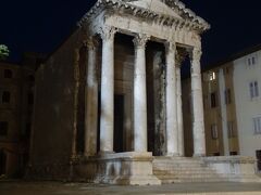 アウグストゥス神殿
Temple of Augustus
Augustov hram

しばらく商店街を歩くと市庁舎前の広場に出る。そこに闇夜にひっそりと佇む、このローマ時代の神殿が現れる。アウグストゥス皇帝の死後に、紀元前後(2BC-AD14)に建てられたローマ神と初代皇帝アウグストゥスに捧げられた神殿。第二次世界大戦時1944年の連合軍の空爆により完全に破壊されたが、その後1945-7年に修復された。