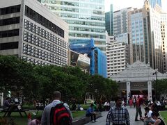 　気を取り直し、再び地下鉄に乗りラッフルズプレイスまで行った。この辺りがシンガポール経済の中心的な場所で、世界的な証券・金融会社の超高層ビルが聳える摩天楼だった。陽がだんだんと暮れてゆく。