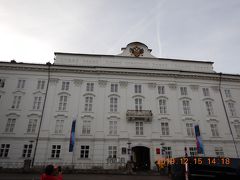 王宮（Hofburg）・・・
黄金の小屋根前広場からホーフブルク王宮博物館を通って抜けたところにありました！！
この王宮は、ウィーンの王宮などに比べて規模は小さく外観も派手さは在りません！！
しかし内部はチロル地方最大級の天井画を有する大広間リーゼンザールやシャンデリアなどがあり、見どころは満載！らしいです・・・
インスブルックを訪れたら必見の観光名所ですが、どういうわけか外観のみで中には入りませんでした！！