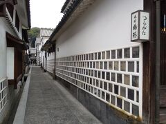 倉敷といえばなまこ壁の屋敷ということで、それっぽい写真です。ガイドさんの説明によれば何かがナマコのように見えるとのことでしたが、もう忘れました。ガイドさんの説明、その場では面白いと思って耳を傾けるんですが、百聞は一見に如かずなのか説明よりも結局目に映った光景の方がいつまでも記憶に残ります。