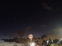 今日は金曜日恒例のヒルトンハワイアンヴィレッジの花火の日です

鑑賞スポットは毎回フォートデルッシービーチで。

アウトリガーリーフホテルと陸軍博物館の間を抜けてビーチにでます

打ち上げのふもと近くまで見れる感じ