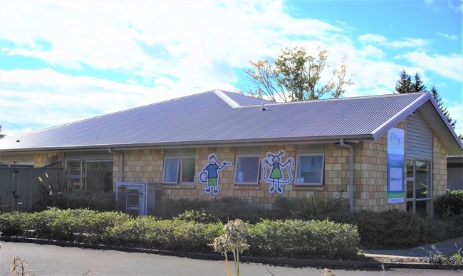 公園のそばにはかわいい建物が。<br />幼稚園でしょうか。