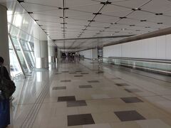 香港国際空港到着

長い通路を歩いく・歩く