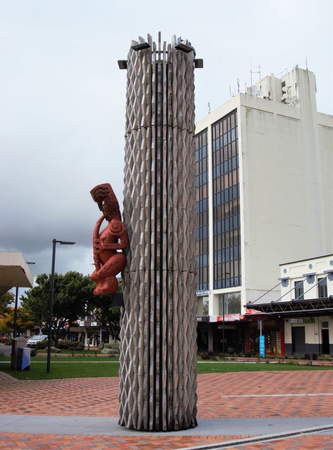 アパートメントからすぐの交差点にあったオブジェ。