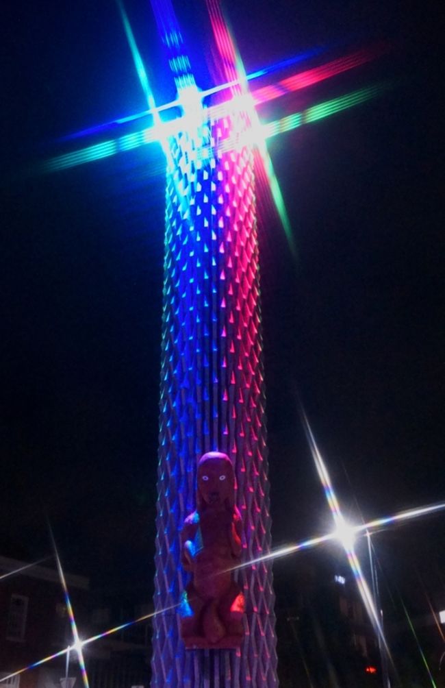 これは前日の夜撮った写真です。<br />夜はライトアップされていました。