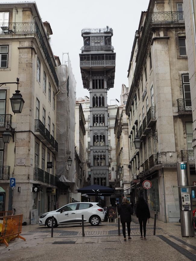 サンタ・ジェスタのエレベーター。<br />低地のバイシャ地区と高地のシアード地区を結びます。<br />有料なのでケチって歩いたら中々の坂でした・・