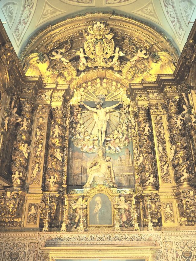 中はとても豪華絢爛です。