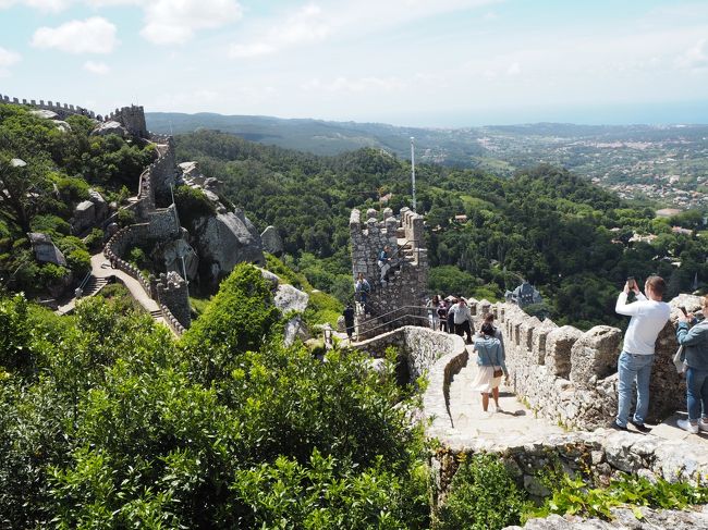 入場料を払い、新緑の中を進んでいくと城壁を登ることができます。<br />結構な高さで片側には塀が無いので怖いです。