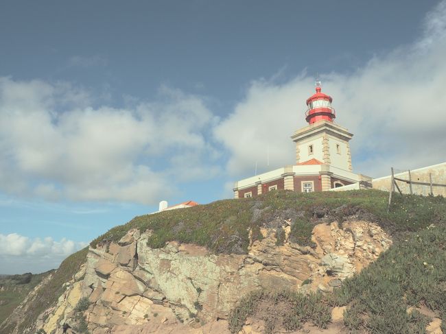 赤い灯台が映えます。