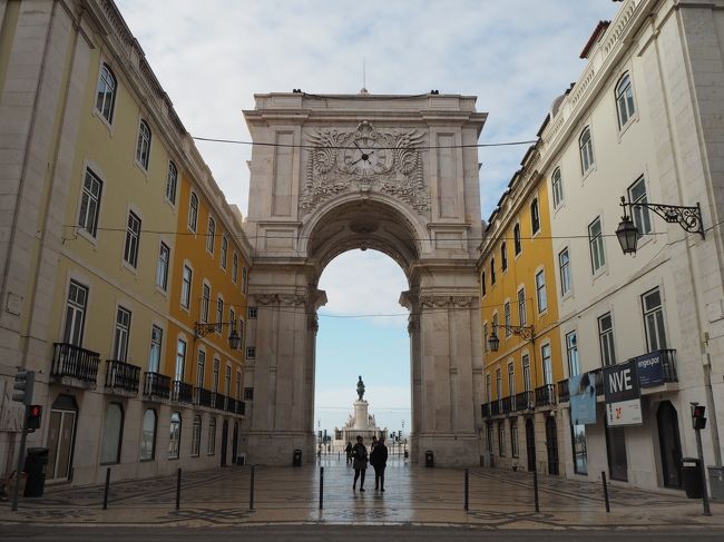 この先にコルメシオ広場がありますが、今は素通り。