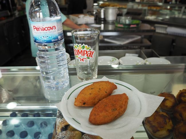 バスがくるまでで少し時間があるので朝ごはん。<br />ポルトガルで有名なバカリャウです。<br /><br />