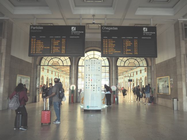  サンタ・アポローニャ駅からスタート。<br />ネットで事前に予約できるようですが、<br />そうとは知らず、駅に向かったところ、出発までに１時間ほど時間ができてしまったので、サン・ジョルジェ城に行ってみることにしました。